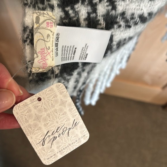 Brand New Free People blanket scarf! - Picture 2 of 2